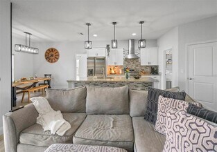 817 Desmoines Pl in Poinciana, FL - Building Photo - Building Photo