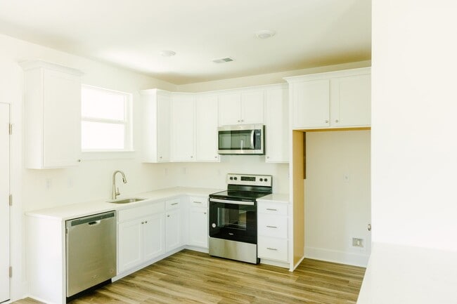 1136 Armstrong Ave in Charleston, SC - Building Photo - Building Photo