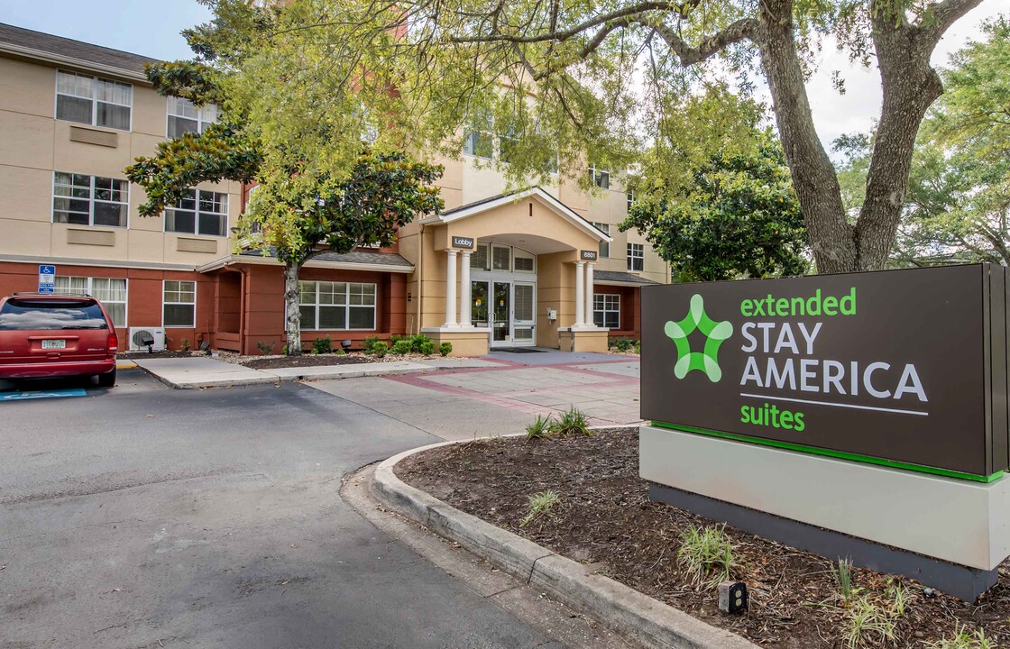 Furnished Studio-Jacksonville - Deerwood Park in Jacksonville, FL - Foto de edificio