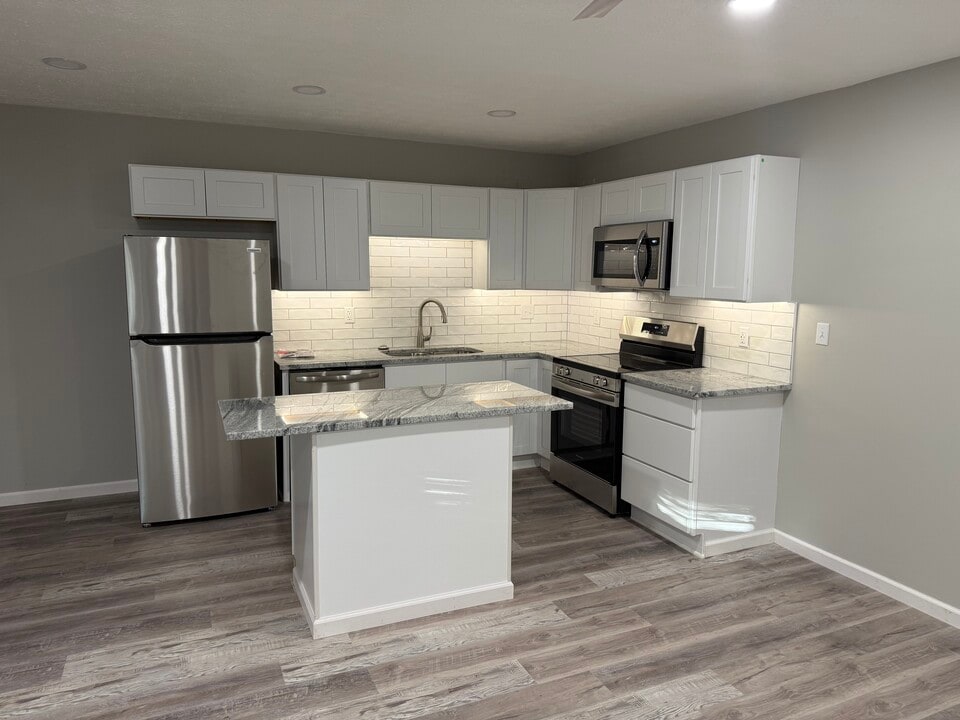 3741 Demorest Rd in Grove City, OH - Foto de edificio