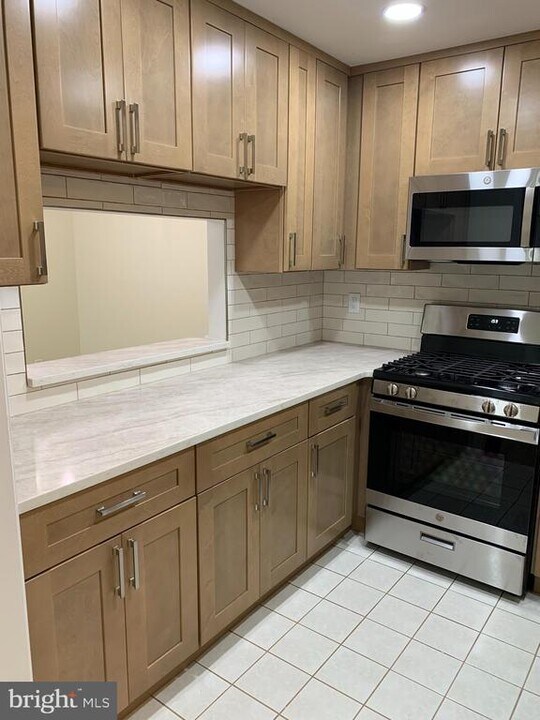 44 Coral Tree Ct in Trenton, NJ - Building Photo