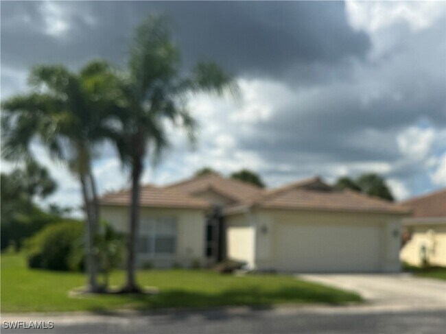 7532 Cameron Cir in Ft. Myers, FL - Building Photo - Building Photo
