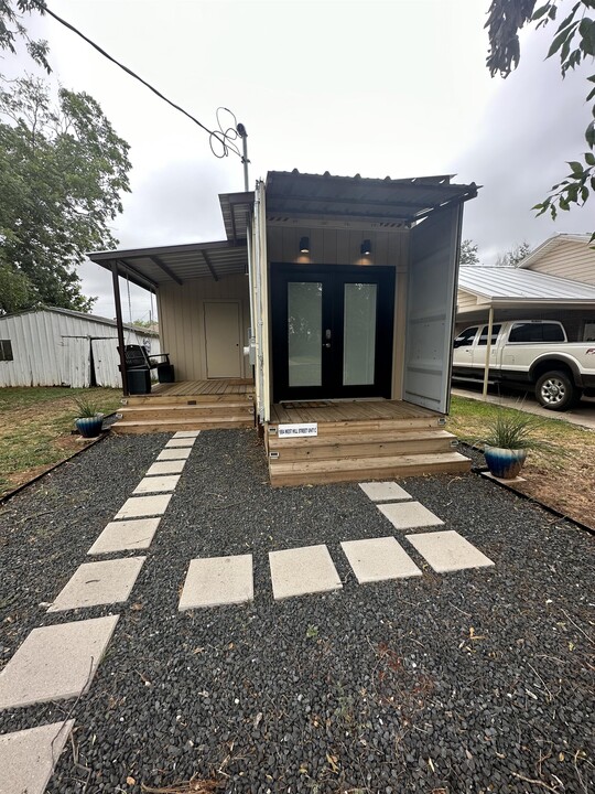 1004 W Hill St in Fredericksburg, TX - Building Photo