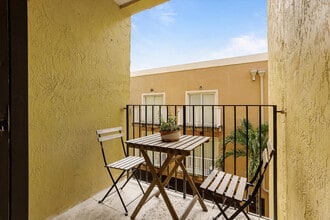 2727 NW 17th Ter, Unit MIAMI RIVER CHIC in Miami, FL - Foto de edificio - Building Photo