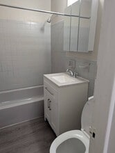 1C Hemlock Dr, Unit 148 in Bay Shore, NY - Foto de edificio - Building Photo