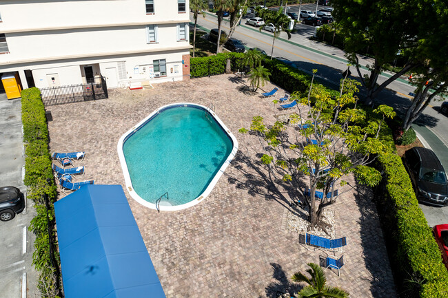 Longwood Towers in Bay Harbor Islands, FL - Foto de edificio - Building Photo