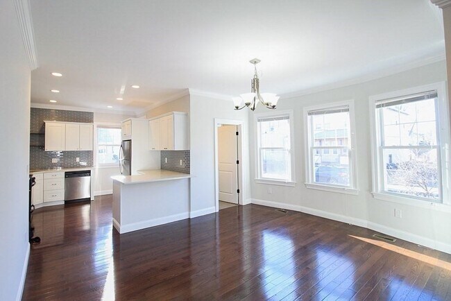 30 Holton St in Boston, MA - Foto de edificio - Building Photo
