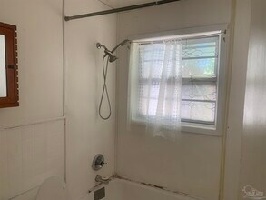3204 E Gonzalez St in Pensacola, FL - Building Photo - Building Photo
