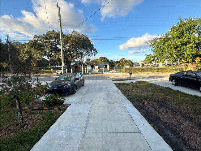 2730 NW 44th St in Miami, FL - Building Photo - Building Photo