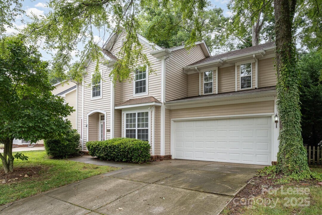 6721 Charter Hills Rd in Charlotte, NC - Building Photo