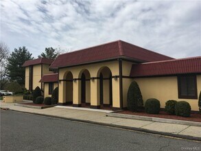 2 Granada Crescent in White Plains, NY - Building Photo - Building Photo