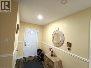 1 Royalwood Ct in Hamilton, ON - Building Photo - Building Photo