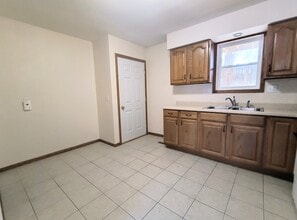 108 Center Street Ct, Unit Apt in Decorah, IA - Foto de edificio - Building Photo