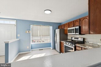 2740 Brier Pond Cir in Woodbridge, VA - Foto de edificio - Building Photo