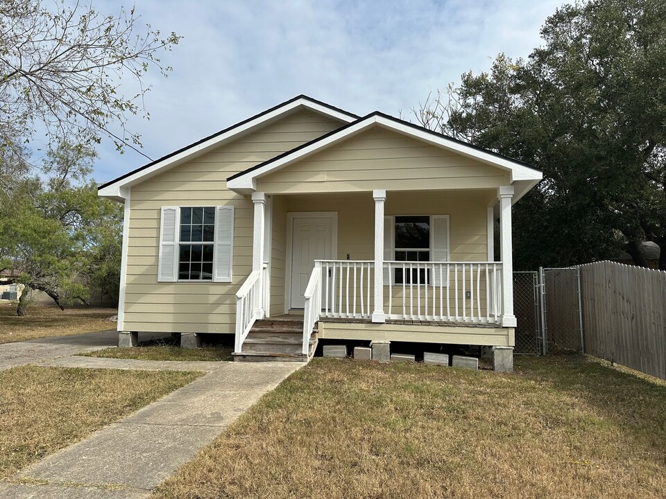 821 Ave C in Sinton, TX - Building Photo