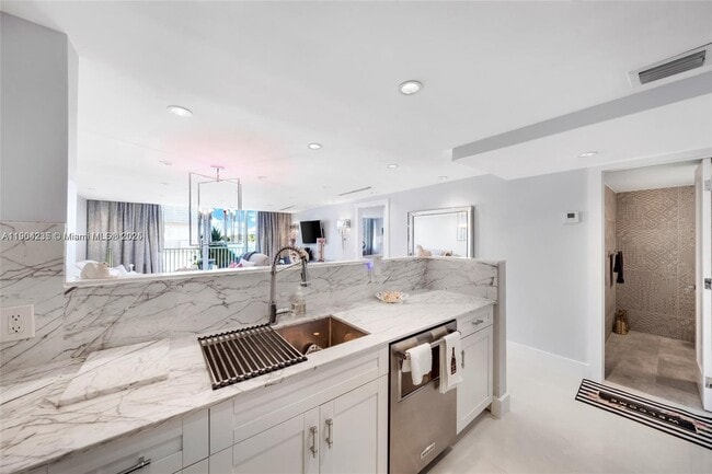 5838 Collins Ave, Unit 2F in Miami Beach, FL - Building Photo - Building Photo