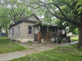 208 Clay St in Waterloo, IA - Building Photo