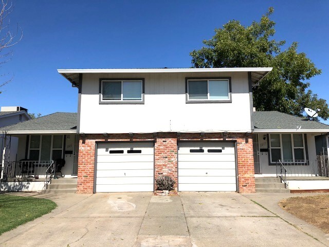 2843 Sweet Way in Sacramento, CA - Foto de edificio - Building Photo