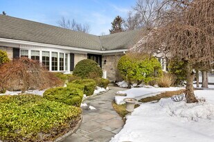 115 Stonehedge Dr N in Greenwich, CT - Building Photo