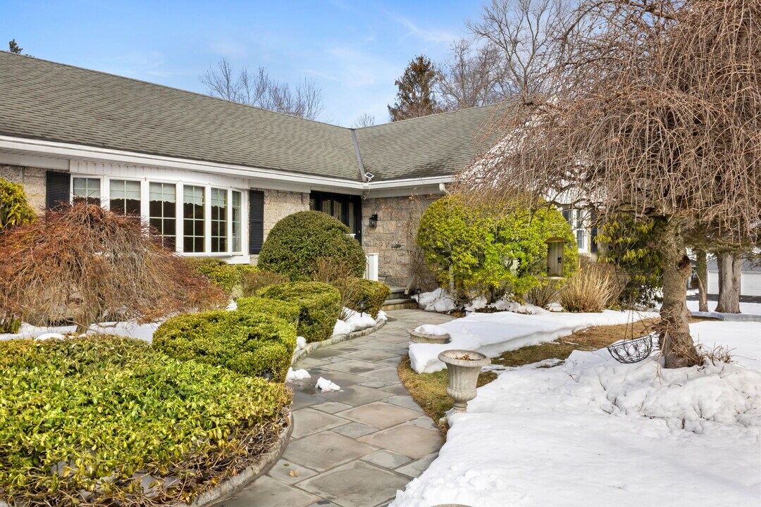 115 Stonehedge Dr N in Greenwich, CT - Building Photo