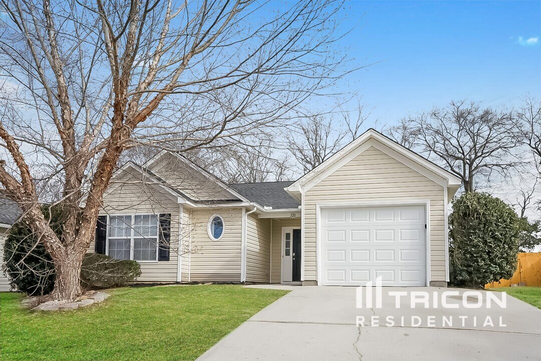 220 Crimson Oak Dr in Lexington, SC - Foto de edificio
