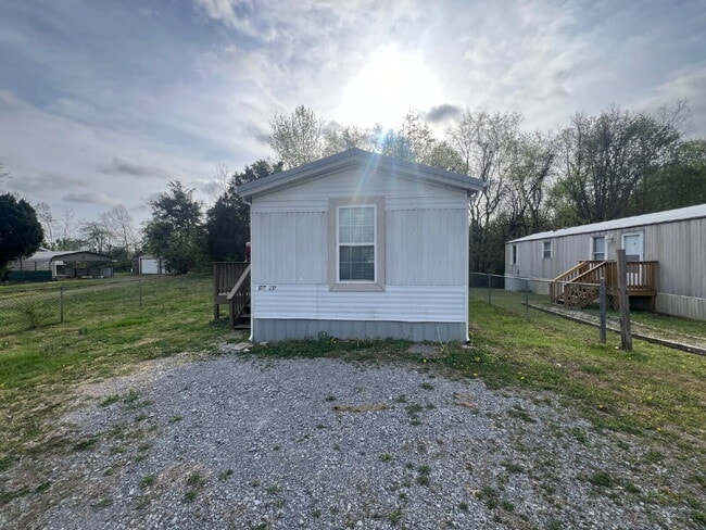 1050 Ross Ln in Clarksville, TN - Building Photo - Building Photo