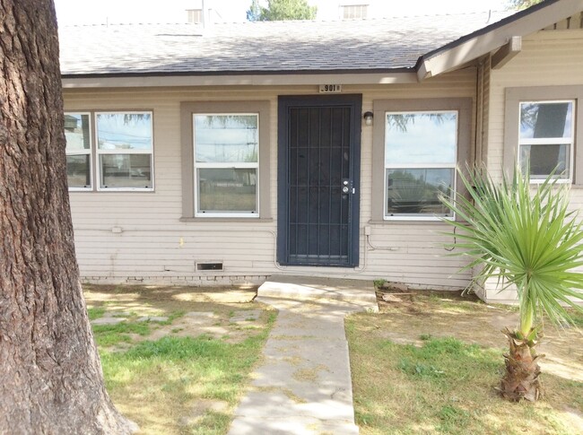 2901 E Olive Ave in Fresno, CA - Building Photo - Building Photo