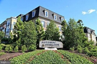 852 Regents Square in Oxon Hill, MD - Foto de edificio - Building Photo