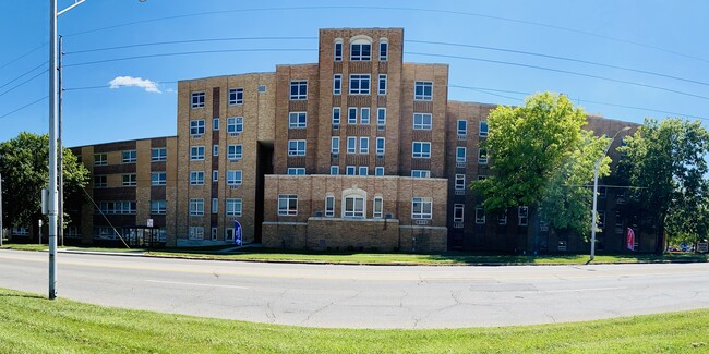 Madison Street Apartments in Topeka, KS - Building Photo - Building Photo