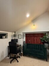 9239 Woodlawn Ave N, Unit A in Seattle, WA - Building Photo - Building Photo