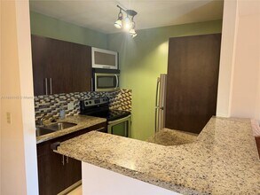 467 Golden Isles Dr in Hallandale Beach, FL - Building Photo - Building Photo