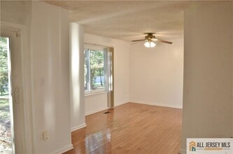 87 Farnham Square in Sayreville, NJ - Building Photo - Building Photo