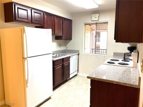 5081 River Glen Dr in Las Vegas, NV - Building Photo - Building Photo