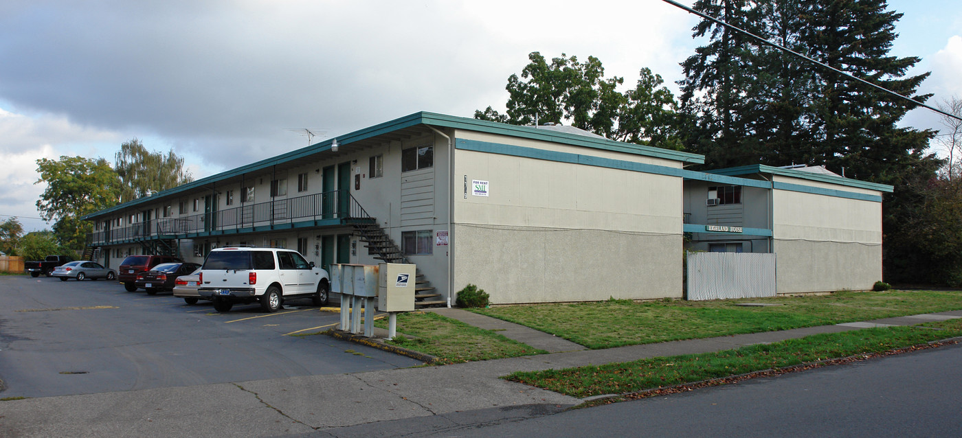 Highland House in Salem, OR - Building Photo