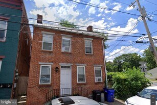 480 W South St in Frederick, MD - Building Photo