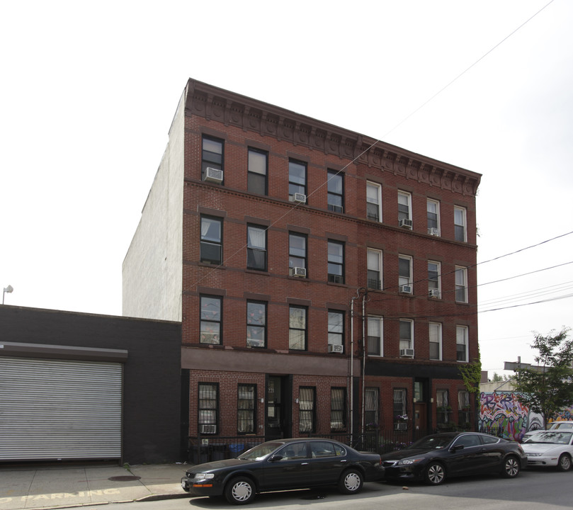 221 Van Brunt St in Brooklyn, NY - Building Photo