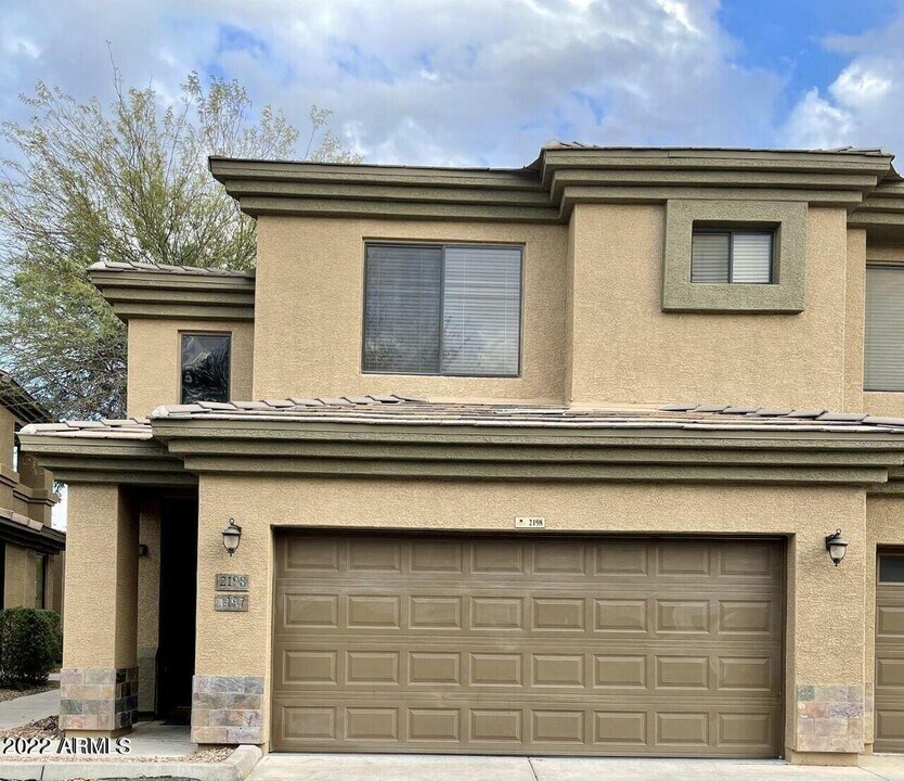 705 W Queen Creek Rd in Chandler, AZ - Building Photo