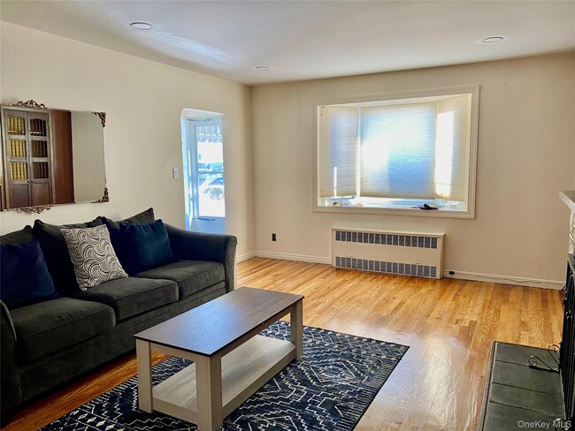 49 Devonshire Dr in Garden City Park, NY - Building Photo - Building Photo