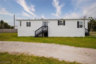 16820 Banyon Dr in Ft. Myers, FL - Building Photo - Building Photo