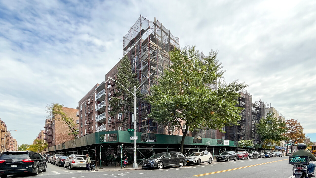 43-43 Ash Ave in Flushing, NY - Building Photo