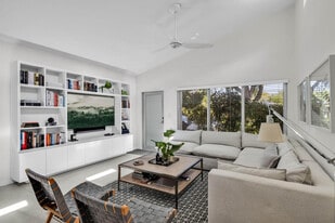 420 NE 87th St in El Portal, FL - Building Photo