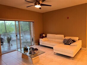 6928 SW 39th St in Davie, FL - Building Photo - Building Photo