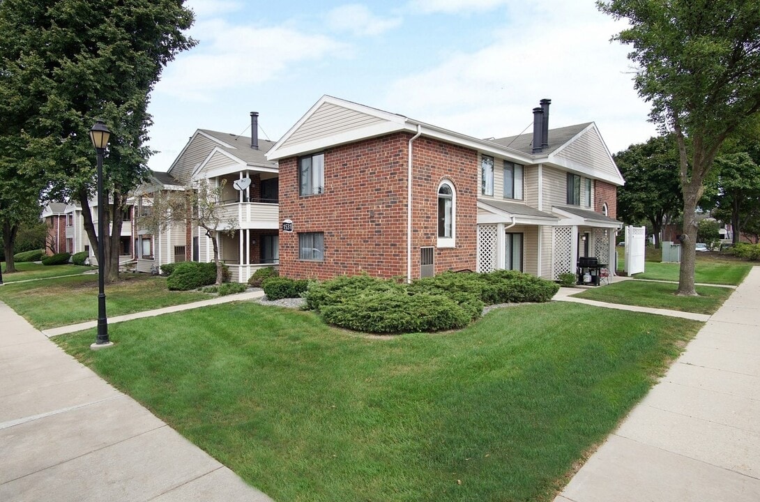 1621 Westminster Dr in Naperville, IL - Building Photo