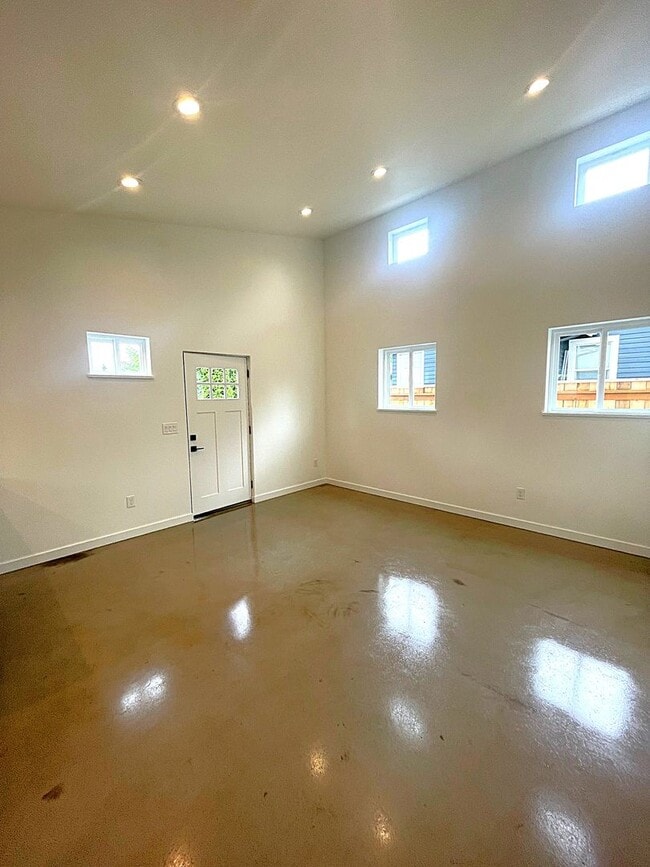 4038 SE 76th Ave in Portland, OR - Building Photo - Building Photo