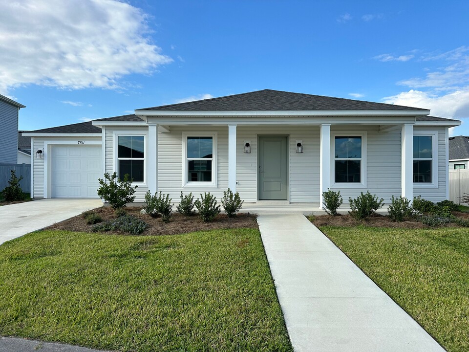 7511 Danford Pl in Okahumpka, FL - Foto de edificio