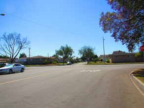 10011 Muroc St in Bellflower, CA - Foto de edificio - Building Photo