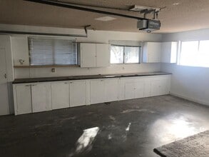 18080 Pebble Beach Drive in Victorville, CA - Foto de edificio - Building Photo