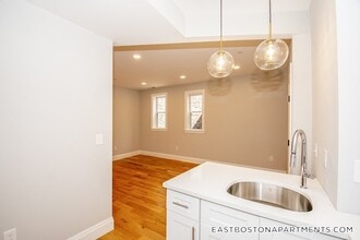 58 Frankfort St, Unit 2 in Boston, MA - Foto de edificio - Building Photo