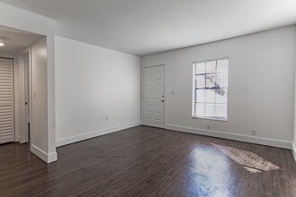 Gandy Parkside Apartments in Tampa, FL - Building Photo - Interior Photo