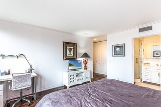 100 S Doheny Dr, Unit 516 in Los Angeles, CA - Foto de edificio - Building Photo